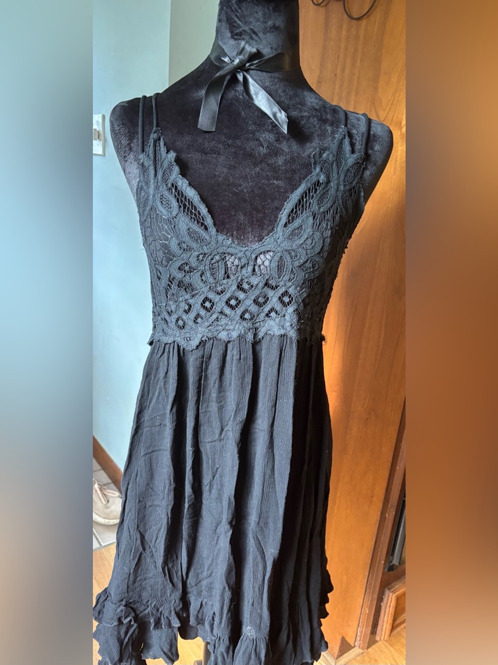 LA MIEL Black Lace-Detail Camisole Dress